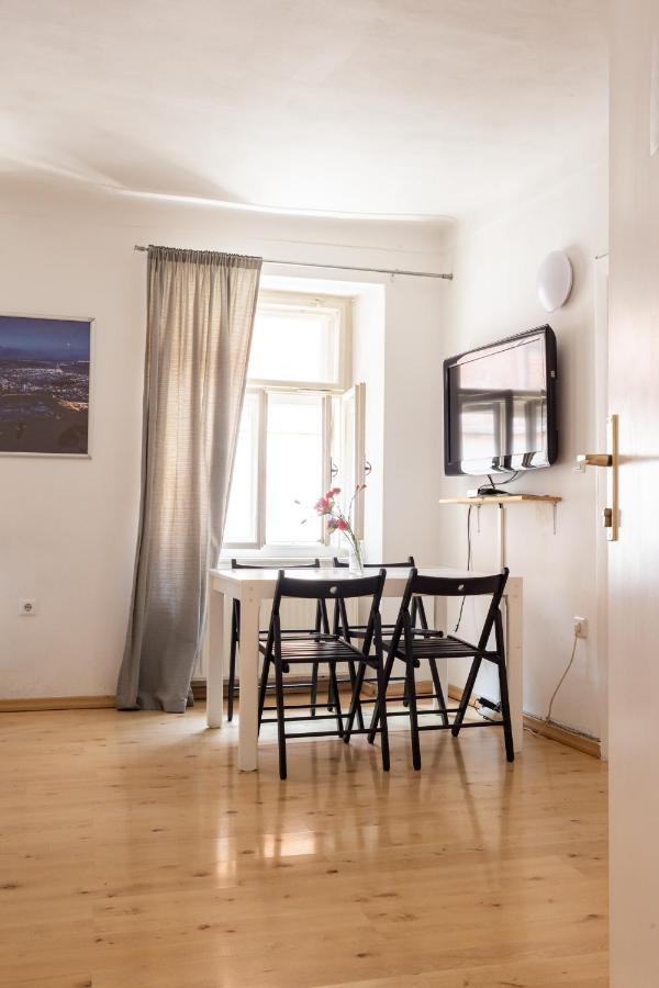 Cukrarna Guest *