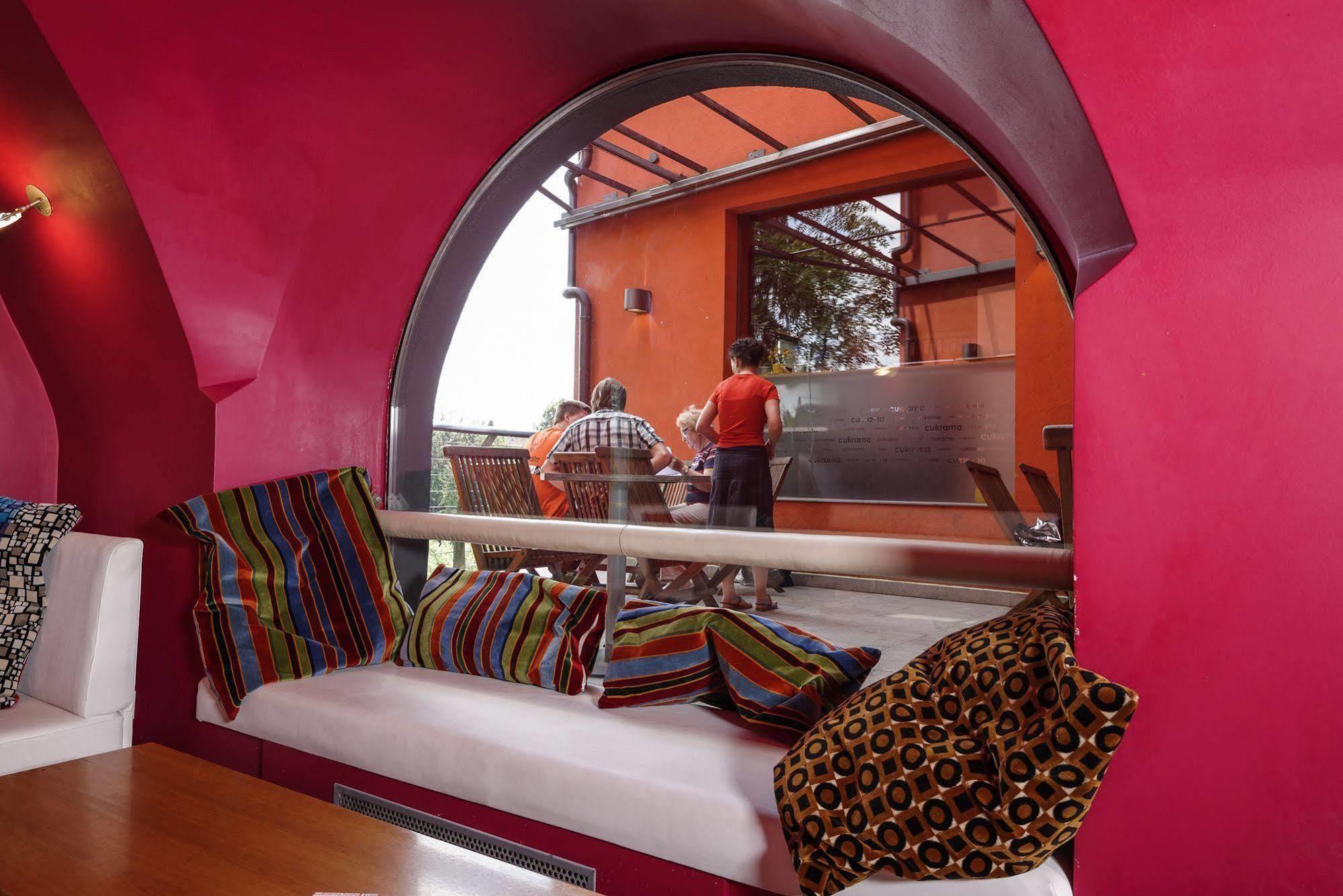 Cukrarna Guest Hostel *